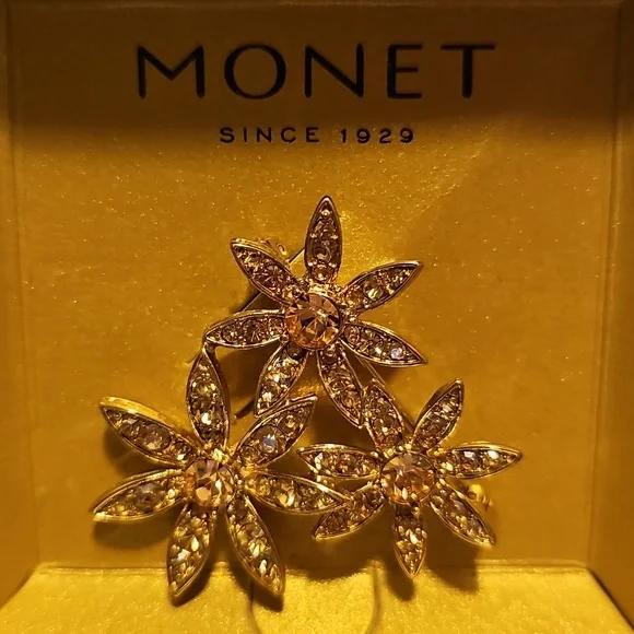 Monet Brooch Pin Duo – New in Box – Floral & Pearl Wreath Designs - Picture 4 of 6